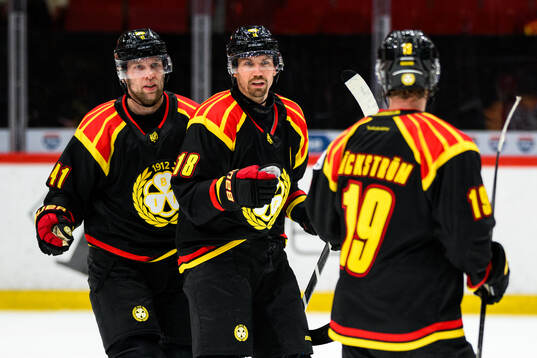 Brynäs Anton Rödin jublar med Greg Scott och Nicklas
