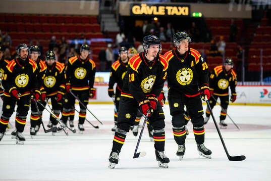 Brynäs Johannes Kinnvall jublar med lagkamrater