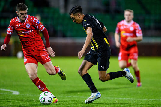 Sean Gannon of Shelbourne FC and Danilo Al-Saed of Häcken