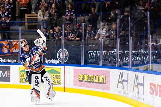 Växjös målvakt Ludvig Persson jublar framför