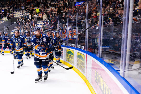 Växjös Brian Cooper jublar framför supportrarna