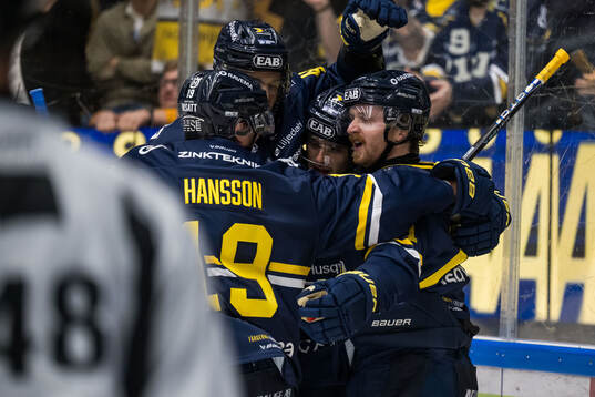 HV71s Riley Woods jublar