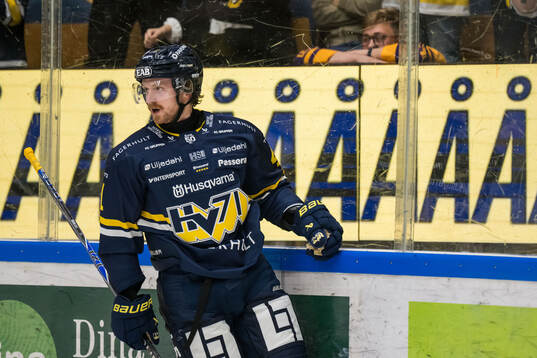 HV71s Riley Woods jublar