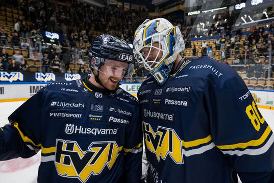 HV71s Riley Woods och målvakt Frederik Dichow jublar