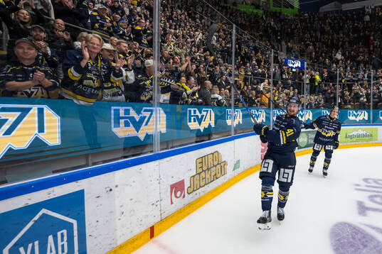 HV71s Riley Woods jublar