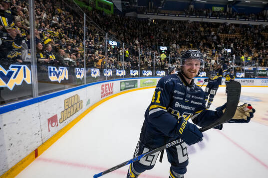 HV71s Riley Woods jublar