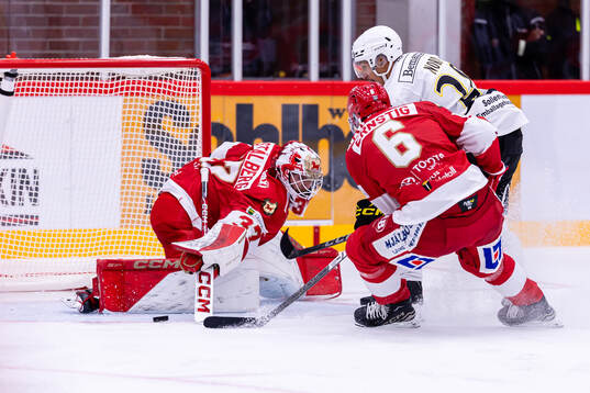 Troja/Ljungbys målvakt Jonathan Stålberg och AIKs Oscar
