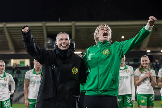 Hammarbys Bea Sprung och målvakt Moa Edrud jublar