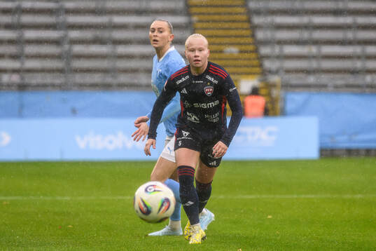 Malmö FFs Beatrice Persson och Rosengårds Anni Hartikainen