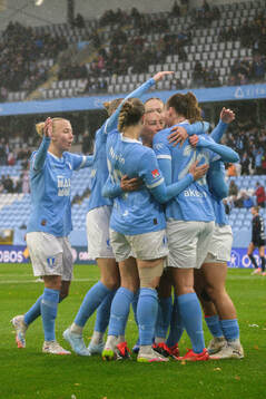 Malmö FFs spelare jublar med Mia Persson