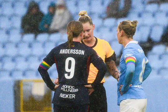 Domare Isabelle Svensson i samtal med Rosengårds Hanna