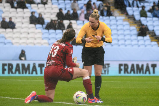 Rosengårds målvakt Samantha Leshnak Murphy i samtal med