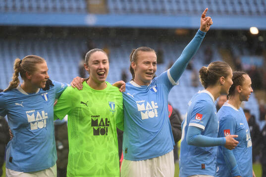 Malmö FFs Ellen Löfqvist , målvakt Moa Öhman och Sara