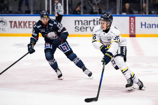 Linköpings Robin Kovacs och HV71s Martin Johnsen