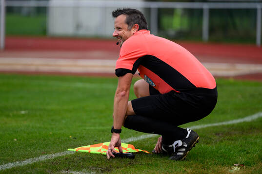 Linjedomare Alexander Eriksson har ont