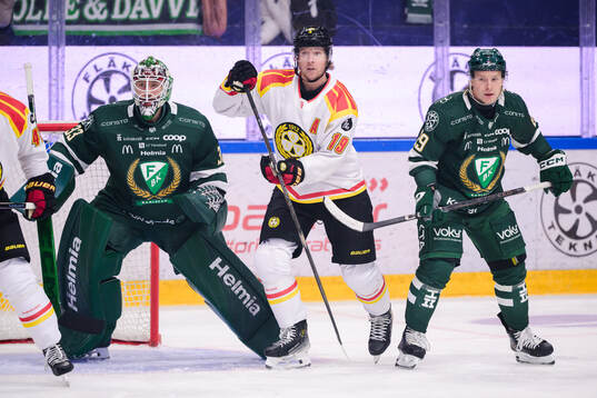 Färjestads målvakt Emil Larmi och Oskar Steen