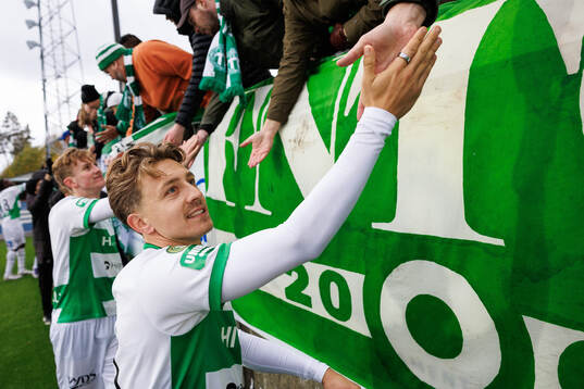 Västerås Simon Gefvert jublar