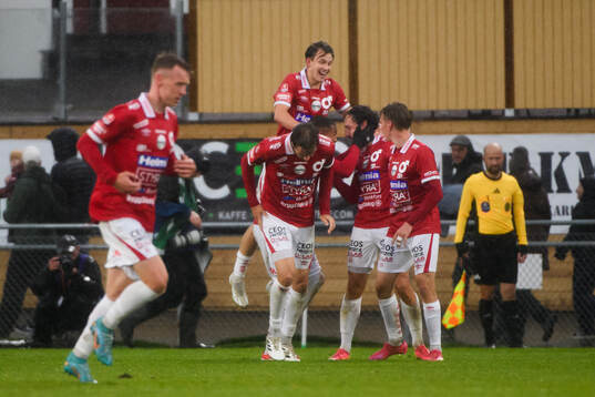 Degerfors Dijan Vukojevic jublar med lagkamrater