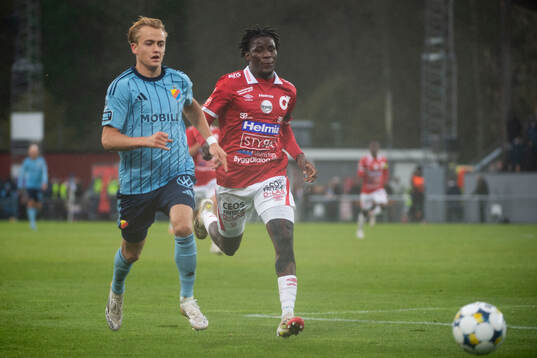 Djurgårdens Oskar Fallenius och Degerfors Philippe Ndinga