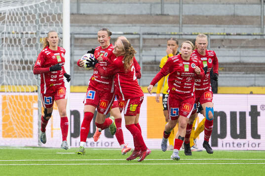 KIF Örebros Helene Gross-Benberg jublar med Vera Andersson