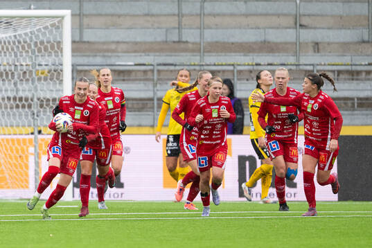 KIF Örebros Helene Gross-Benberg jublar med Vera Andersson