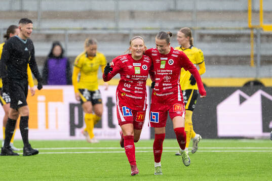 KIF Örebros Helene Gross-Benberg jublar med Vera Andersson