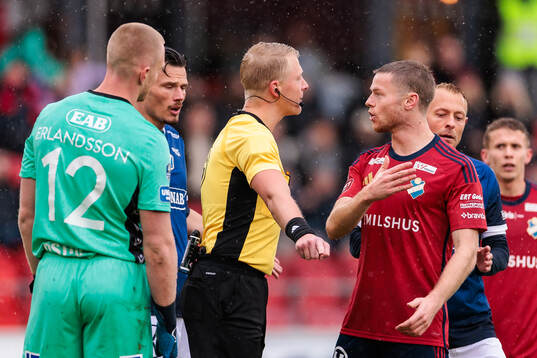Domare Adam Ladebäck och Östers Daniel Ljung