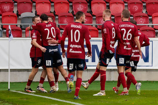 Östers Daniel Ljung jublar med lagkamrater