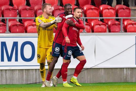 Östers målvakt Robin Wallinder, Kingsley Gyamfi och