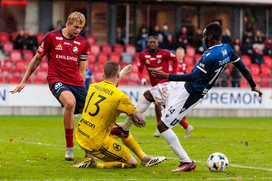 Östers Mattis Adolfsson och målvakt Robin Wallinder mot