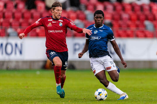 Östers Noah Söderberg och Halmstads Koudou Marvin Axel