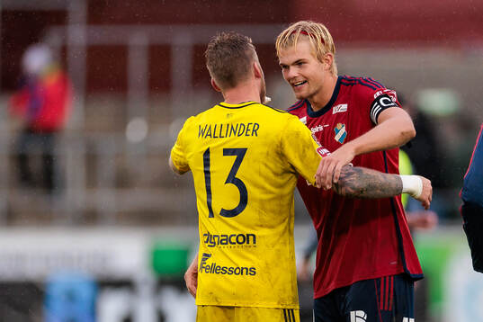 Östers målvakt Robin Wallinder och Mattis Adolfsson jublar