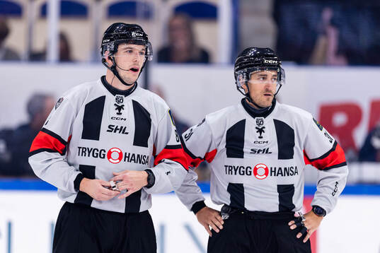 Domare Oscar Niklasson och domare Kristoffer Folkstrand