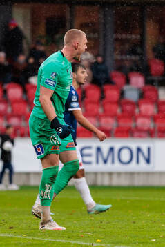 Halmstads målvakt Tim Erlandsson reagerar