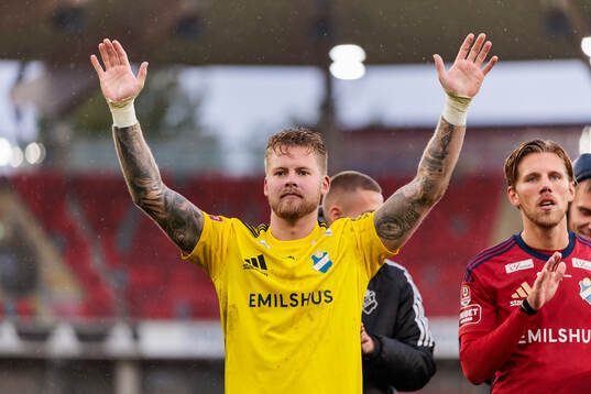 Östers målvakt Robin Wallinder jublar