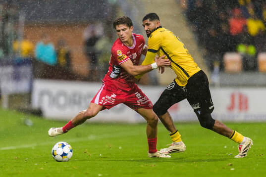 Elfsborgs Besfort Zeneli och Mjällbys Abdullah Iqbal