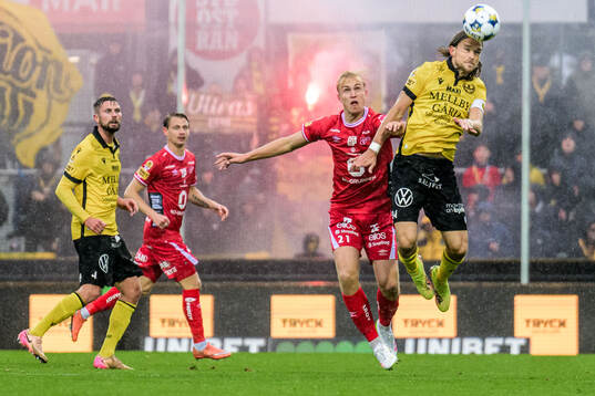 Elfsborgs Leo Östman och Mjällbys Tom Pettersson