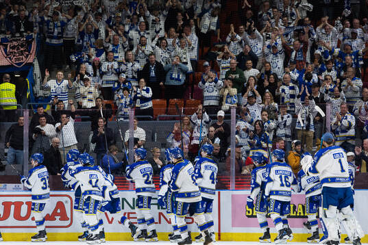 Leksands spelare och supporter jublar