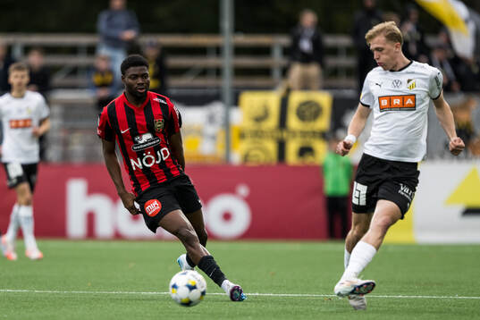 Brommapojkarnas Ezekiel Alladoh och Häckens Olle Samuelsson