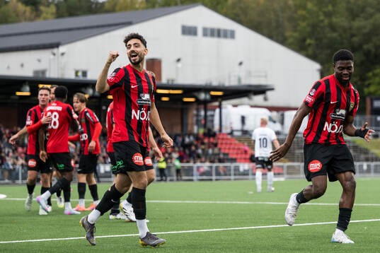Brommapojkarnas Daleho Irandust och Ezekiel Alladoh jublar