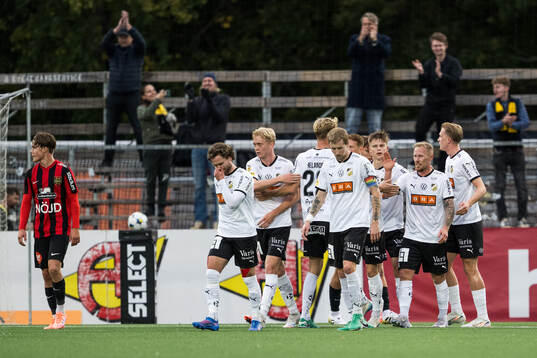 Häckens Mikkel Rygaard Jensen jublar med lagkamrater