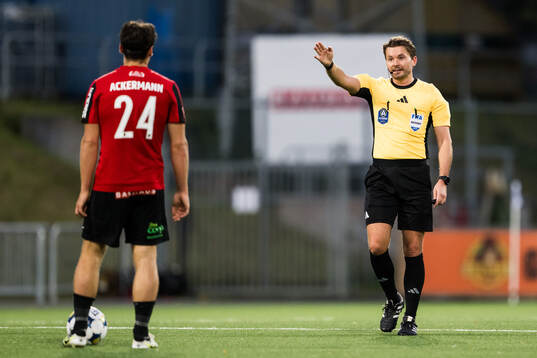 Brommapojkarnas Kevin Ackermann och domare Joakim Sars