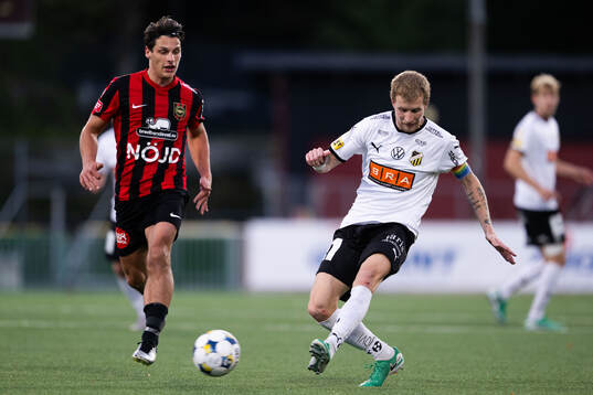 Brommapojkarnas Kevin Ackermann och Häckens Simon Gustafson