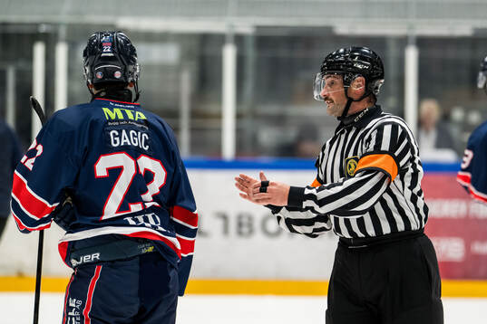 Halmstads Victor Gagic i samtal med domaren och