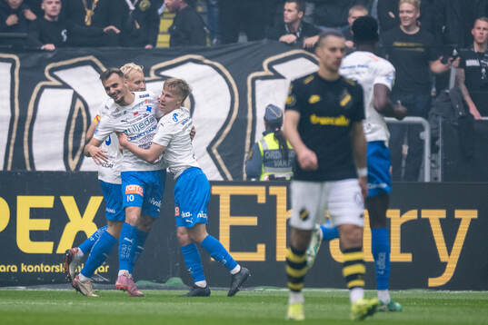 Värnamos Otso Liimatta jublar med lagkamrater