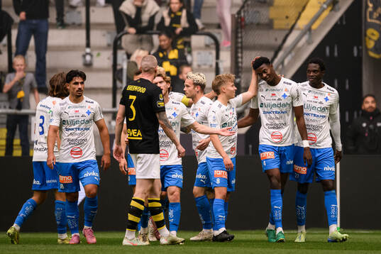 Värnamos Otso Liimatta och Rufai Mohammed jublar