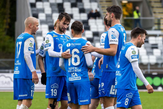 Oddevolds Emir Derviskadic jublar med lagkamrater