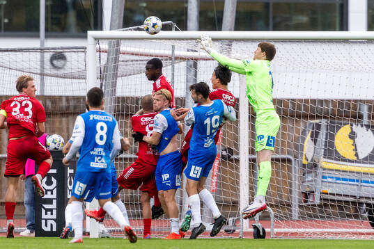 Oddevolds målvakt Morten Sætra räddar en hörna