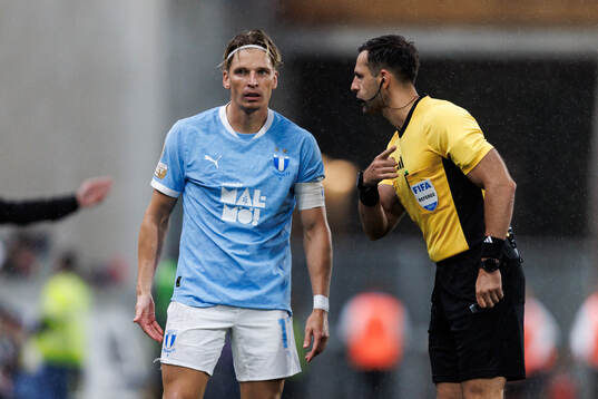 Malmö FFs Jens Stryger Larsen och Domare Granit Maqedonci