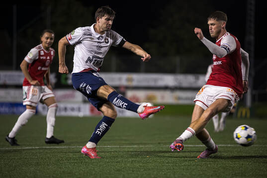 Örgrytes Daniel Paulson och Sandvikens IFs Emil Engqvist